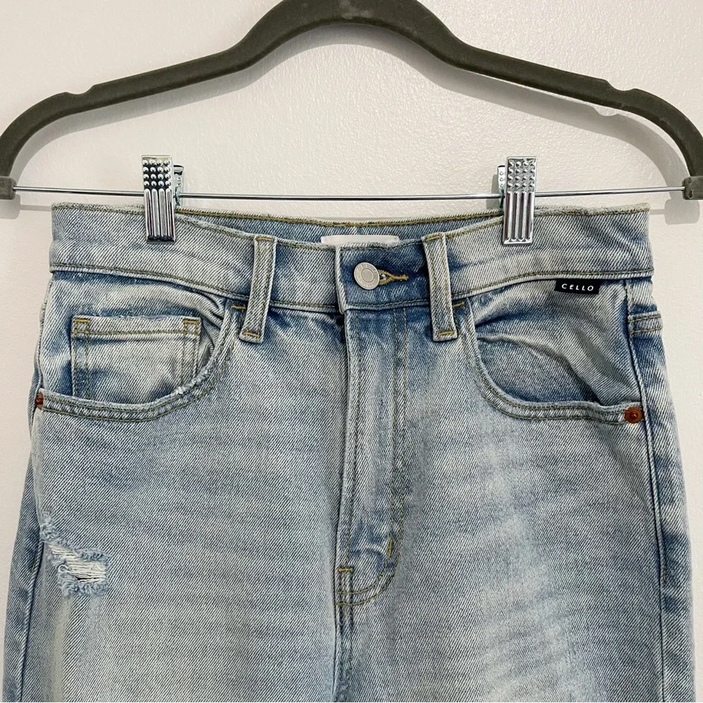 Cello Super High Rise Dad Jeans Trendy Distressed Knee Light Wash Women’s Size 3 - Picture 4 of 7